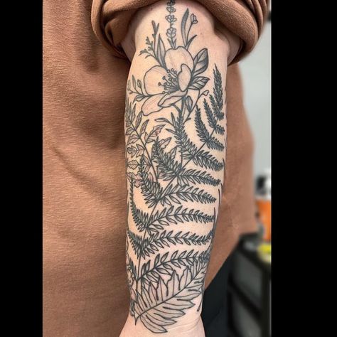 Peggy Jordan Whitney on Instagram: "#ferns and #florals 🖤" Fern Tattoo, Get A Tattoo, Body Mods, A Tattoo, I Tattoo, Fern, Artist Inspiration, Sleeve Tattoos, Flower Tattoo