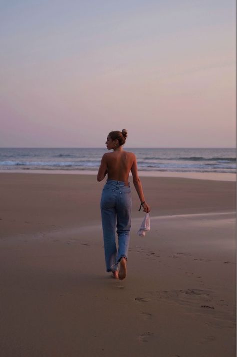 Photoshoots On The Beach, Beach Self Photoshoot, Beach Aesthetic Poses Women, Ocean Inspo Pics, Woman On Beach Photography, Jeans At Beach, Simple Beach Photo Ideas, Jeans On The Beach Photoshoot, Ocean Pictures Ideas Instagram