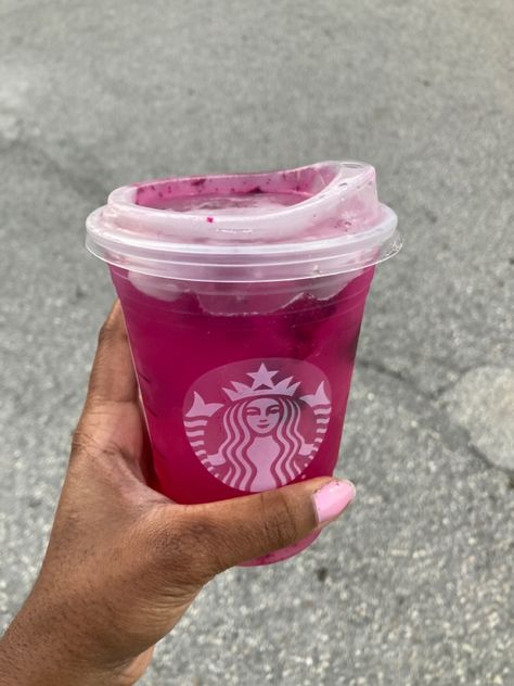 Starbucks dragonfruit refresher #starbucks #refreshingsummerdrinks #summerdrink Starbucks Dragonfruit Refresher, Mango Dragon Fruit Refresher, Dragon Fruit Refresher, Refresher Starbucks, Dragon Fruit Lemonade, Dragonfruit Refresher, Refreshing Summer Drinks, Food Lifestyle, Starbucks Hot