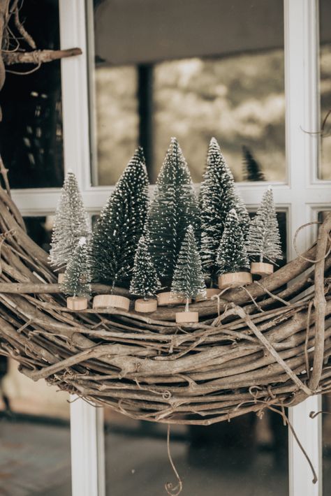 up close image of bottle brush trees on grapevine wreath Bottle Brush Wreath Diy, Easy Diy Christmas Wreath, Grapevine Christmas, Diy Christmas Wreath, Wreath Hangers, Easy Christmas Wreaths, Bottle Brush Tree, Grapevine Wreaths, Yarn Wreath