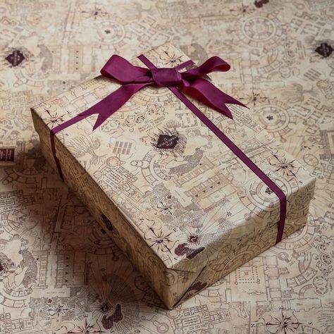 Harry Potter Christmas Gifts, Harry Porter, Green Wrapping Paper, Neville Longbottom, Marauders Map, Harry Potter Christmas, Lord Voldemort, Harry Potter Gifts, Albus Dumbledore