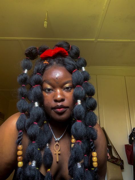 Makeup look, bubble braids, beginner makeup up looks Ginger Bubble Braids, Bubble Braid Black Women, Bubble Braids Black Women, Earthy Girl Aesthetic, Poc Hairstyles, Black Hair Tips, African Makeup, Color Braids, Earthy Girl