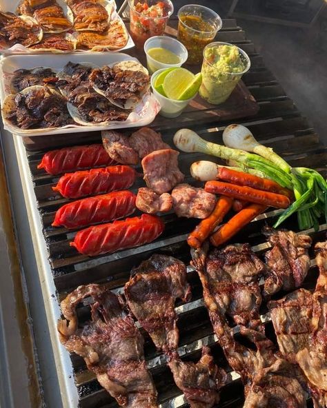 Carne Asada Birthday Party, Carne Asada Wedding, Carne Asada Ideas Parties, Mexican Cookout Food, Mexican Carne Asada Party, Carne Asada Plate, Bbq Plates Ideas, Carne Asada Party, Carne Asada Aesthetic