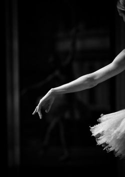 in position Isadora Duncan, Ballet Beauty, Dance Like No One Is Watching, Ballet Photos, Black And White Photograph, Shall We Dance, Ballet Photography, Ballet Beautiful, Foto Poses