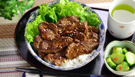 Grilled sliced beef bowl is a popular bowl in Japan. Beef marinated in garlic, soy sauce and gochujang based sauce is served over a bowl of warm rice. It is great for lunch, and easy and quick to make for dinner too! Zojirushi Rice Cooker, Complete Meals, Beef Bowl, Rice Cooker Recipes, Beef Bowls, Rice Bowls Recipes, Grilled Beef, Homemade Peanut Butter, Asian Foods