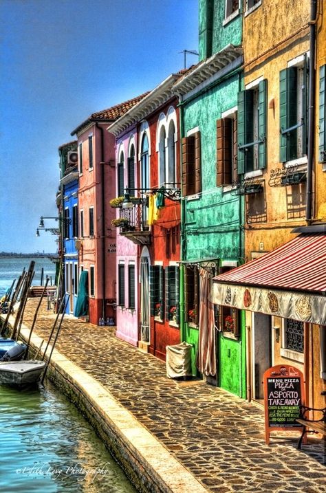 Colorful Buildings, Visit Venice, Colorful Places, 인물 사진, Venice Italy, Places Around The World, Wonderful Places, Vacation Spots, Italy Travel