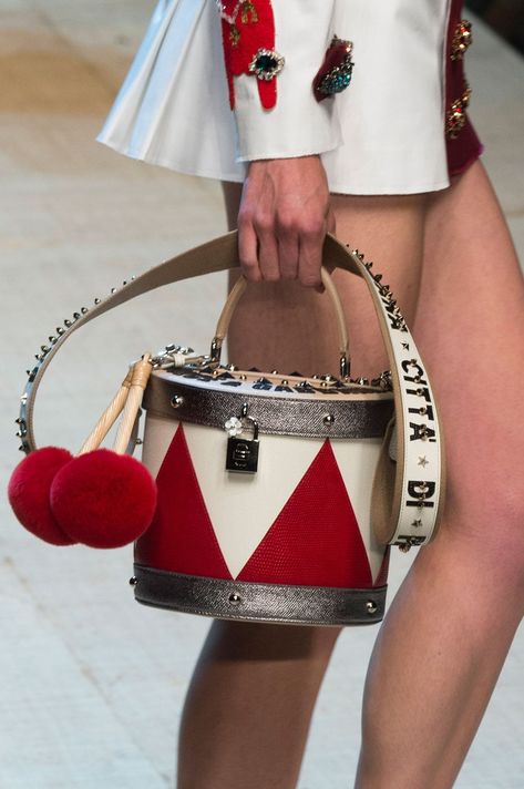 Dolce&Gabbana Spring '17 Handbag Aesthetic, Dolce And Gabbana Fashion Show, Funky Purses, Novelty Handbags, Novelty Purses, Unique Handbags, Spring Bags, Unique Purses, Novelty Bags