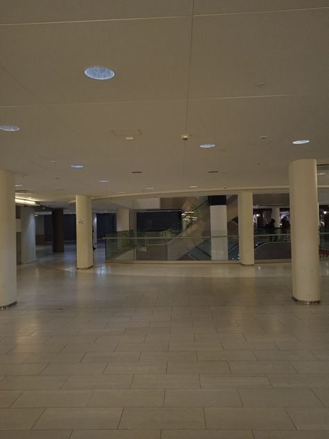 Beautiful Backrooms, Abandoned Mall Aesthetic, Aesthetic Backrooms, Vaporwave Mall, Aesthetic Mall, Mall Haul, Mall Aesthetic, Horror Images, Abandoned Malls