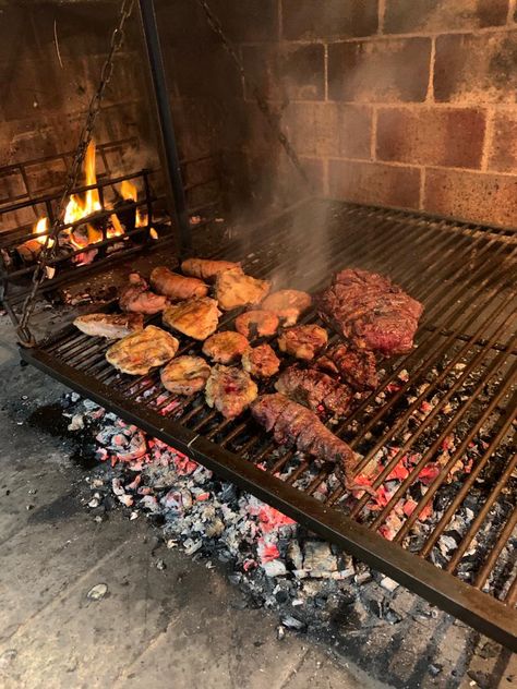 Grill Aesthetics, Argentina Bbq, Argentina Steak, Epic Aesthetic, Bbq Pics, Latino Aesthetic, Argentina Memes, 2010 Aesthetic, Argentina Food