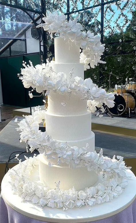 Cake Trends 2023, All White Wedding Cake, Wedding Cake Trends, Extravagant Wedding Cakes, Beautiful Wedding Cake, Big Wedding Cakes, Luxury Cake, Cake Artist, Wedding Cake Photos