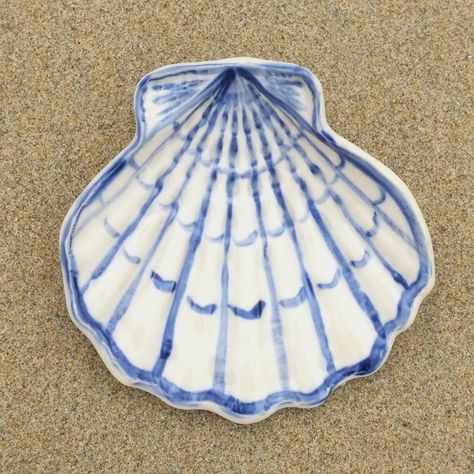 Blue Seashell Dish Sea Shell Holder, Shell Pottery Painting, Beachy Ceramic Ideas, Ceramics Jewelry Dish, Ocean Ceramics Ideas, Blue And White Ceramics, Diy Clay Jewelry Dish, Seashell Crafts Diy, Coral Ceramics