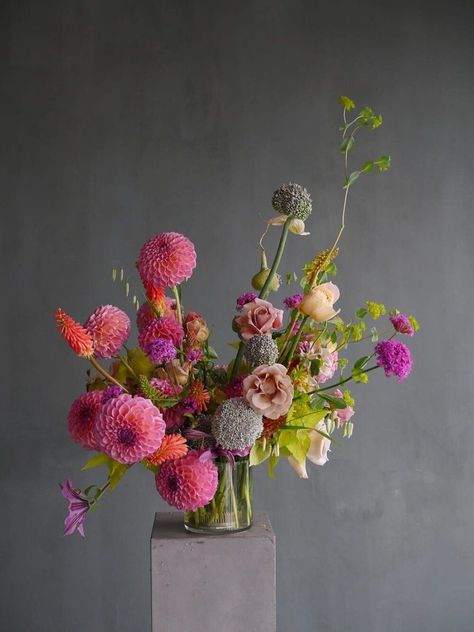 Color Theory Design, Ikebana Flower Arrangement, Flower Vase Arrangements, Modern Flower Arrangements, Special Flowers, Vase Arrangements, Japanese Flowers, Beautiful Flower Arrangements, Deco Floral