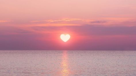 Heart Aesthetic Laptop Wallpaper, Beautiful Wallpapers Backgrounds Laptop, Asthetic Picture Laptop Wallpaper, Macbook Wallpaper Summer Aesthetic, Cute Horizontal Backgrounds, Heart Desktop Wallpaper Aesthetic, Sunset Wallpaper For Laptop, Wallpaper Aesthetic For Macbook, Heart Wallpaper Horizontal