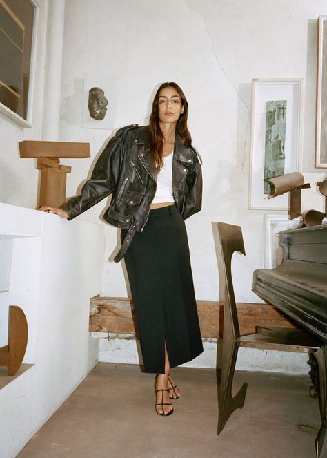 Leather Grunge Aesthetic, Pencil Midi Skirt Outfit, Portugal Street Style, Skirts Photoshoot, Oversize Blazer Outfit, Photoshoot Moodboard, Pencil Skirt Outfits, Looks Street Style, Suit Style