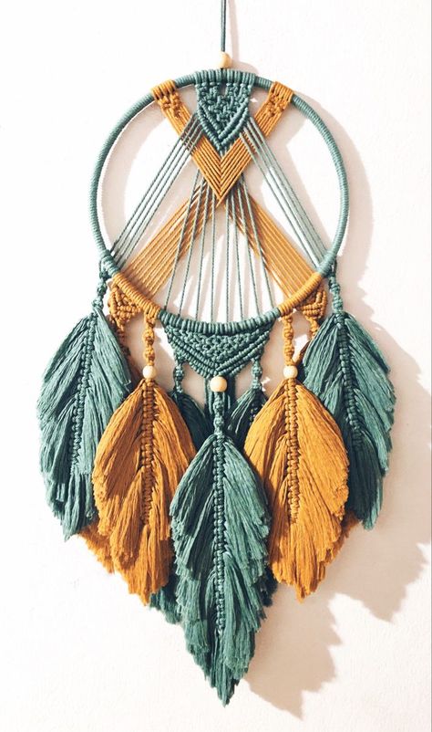 Come Intrecciare, فن النسيج, Simpul Makrame, Pola Macrame, Tutorial Macramé, Macrame Dream Catcher, Feather Wall Hanging, Desain Quilling, Macrame Knots Pattern