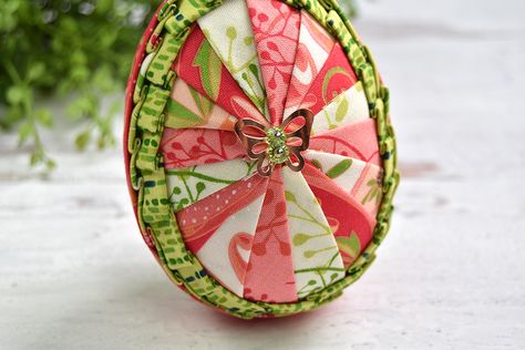 Quilted Egg, Pineapple Ornament, Acorn Ornaments, Easter Egg Ornaments, Easter Egg Pattern, Ribbon Ornaments, Christmas Ornament Ideas, Quilted Ornaments, Christmas Challenge