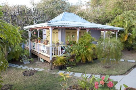 Jamaican Houses, Beautiful Bungalows, Carribean House, Creole House, Case Creole, Cottage Outdoor, Cahuita, Caribbean Homes, Hawaiian Homes