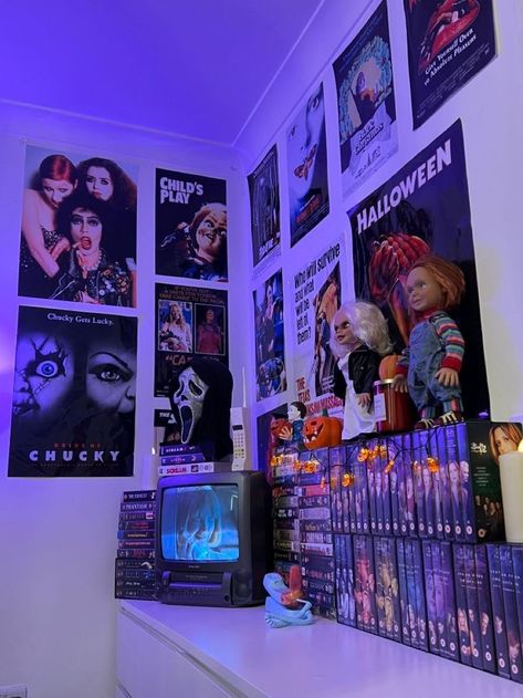 Villain Bedroom Ideas, Bedroom Ideas Horror Themed, Horror Movie Bedroom Decor, Room Ideas Aesthetic Horror, Minimalist Horror Bedroom, Scream Room Ideas, Horror Inspired Room, Horror Bedroom Decor, Horror Themed Room Aesthetic