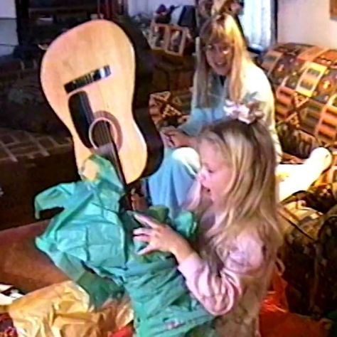 Taylor Swift Childhood, Taylor Swift Guitar, Holiday Song, Young Taylor Swift, Taylor Swift Fotos, Reading Pennsylvania, Baby Taylor, Taylor Guitar, Holiday Songs