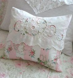 Shabby Chic Pillows, Bantal Sofa, Shabby Chic Bedroom, Chic Pillows, Pretty Pillow, Sewing Pillows, Linens And Lace, Chic Bedroom, Shabby Cottage