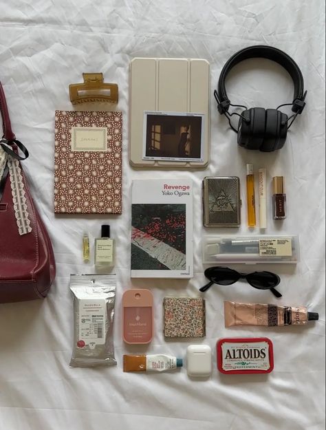 Organisation, What I Have In My Bag, What’s In My Bag Aesthetic, Marshall Major Iv, Marshall Major, Everyday Bag Essentials, What's In My Purse, Parisian Look, Inside My Bag