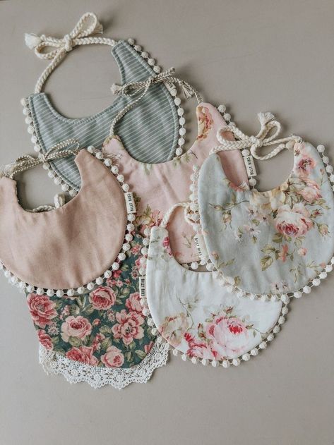 Billy Bibs, Diy Sy, Sewing Baby Clothes, Diy Baby Clothes, Vintage Baby Clothes, Baby Sewing Projects, Girls Bib, Baby Clothes Patterns