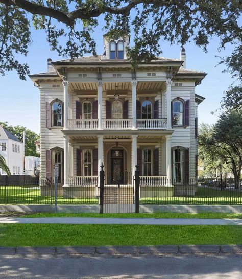 Anne Rice's Louisiana Mansion For Sale - Vampfangs® Houses Design Ideas, Gothic Architecture Interior, New Orleans Style Homes, Old House Design, New Orleans Architecture, Houses Design, Stairs Architecture, Grand Hall, Old Mansions