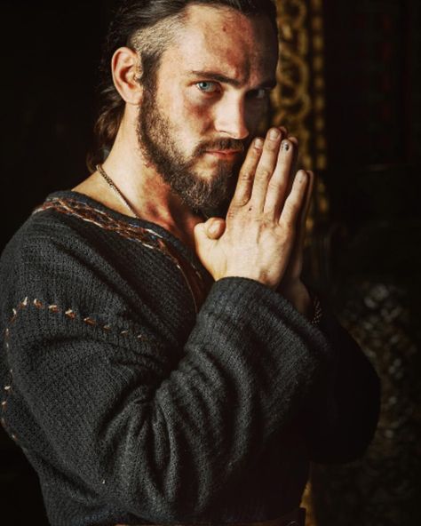 Athelstan, the priest. The wisdom that enchanted Ragnar beyond his beliefs. #athelstan #georgeblagden #vikings #vikingshistory #historychannel #nordic #norsemythology #lothbroks by hail_vikings Athelstan Vikings, Vikings Art, Ragnar Vikings, History Channel Vikings, George Blagden, Vikings Show, Vikings Season, Viking Series, Vikings Tv Show