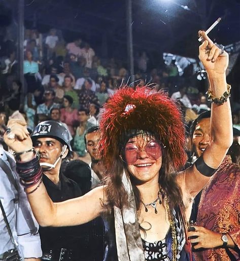 2,157 Me gusta, 27 comentarios - rock n roll diary (@rocknrolldiary) en Instagram: "Janis Joplin at the Rio Carnival in Brazil, 1970.🌺☀️🇧🇷 (via @janisfuckingjoplin)" Carnival In Brazil, Janis Joplin Porsche, Acid Rock, Brazil Carnival, Rio Carnival, Port Arthur, 60s Music, 70s Music, I'm With The Band