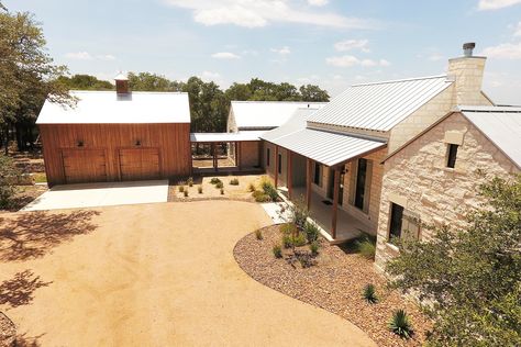 Valley View House - Wimberley | Custom Home Designers and Residential Architects | DibelloArchitects.com Country Ranch Style Homes, Texas Ranch Homes, Texas Hill Country House Plans, Barndo Plans, Design A House, Hacienda Homes, Ranch House Designs, Prairie House, Hill Country Homes