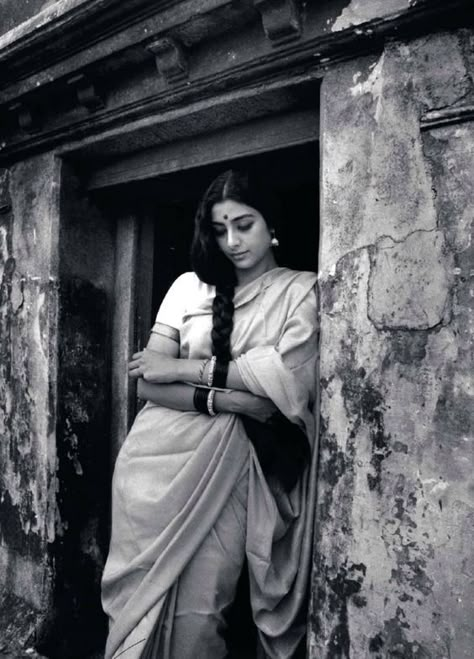 Indian woman in a sari in black and white that adds a classic charm | www.culturallyours.com | #indian #culture #sari #indiantraditions Saree Shoot, Makeup Shoot, Chica Cool, Saree Poses, Vintage Photoshoot, Vintage India, Indian Photoshoot, Saree Photoshoot, Black And White Photograph