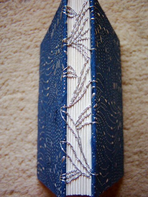 Exposed Spine Book Binding, Fanfic Book Binding, Homemade Sketchbook, Coptic Book Binding, Bookbinding Stitches, Book Binding Methods, Bookbinding Ideas, Homemade Books, Handmade Sketchbook