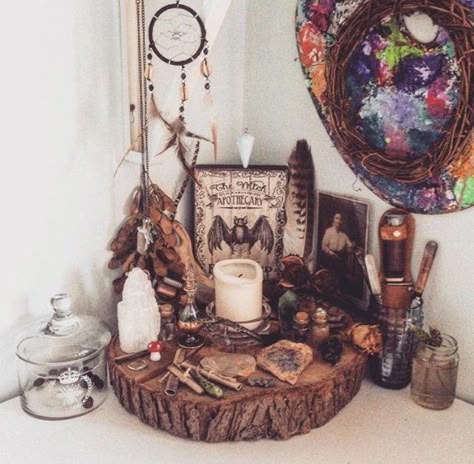 Altar Ideas Witchcraft, Crystal Alter, Altar Inspiration, Sacred Space Altar, Alter Ideas, Witch Altar, Altar Space, Witchy Room, Witchcraft Altar