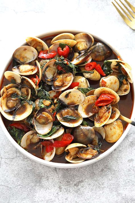 Thai clams served on a plate. Clams Recipe Asian, Thai Clams Recipe, Pao Recipe, Thai Pineapple Fried Rice, Clams Recipe, Fresh Clams, Healthy Chinese Recipes, Healthy Chinese, Green Papaya Salad