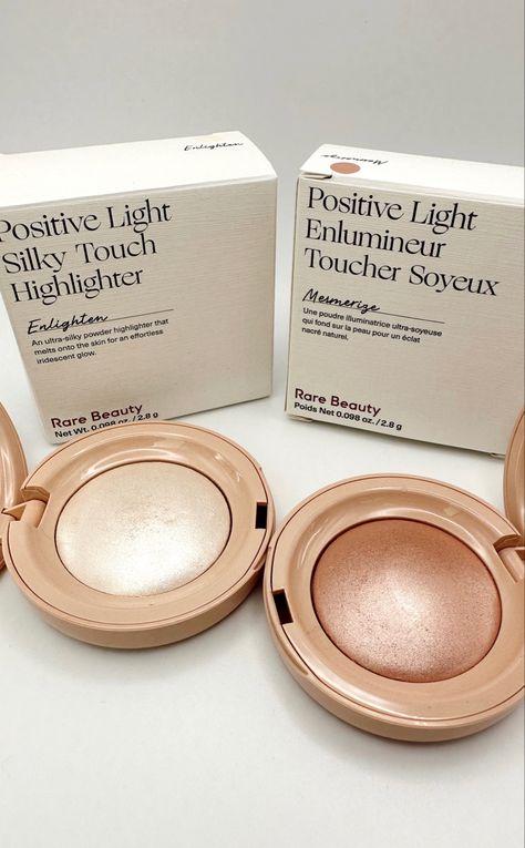 Rare Beauty Silky Touch Highlighter, Rare Beauty Highlighter Enlighten, Highlighter Makeup Products, Highlighters Makeup, Best Highlighters, Selena Gomez Makeup, Dream Makeup, Best Highlighter, Makeup Highlighter