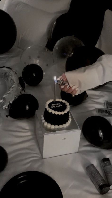 Mini Cake Black And White, Black Cake Photoshoot, Dark Bday Aesthetic, Black Bday Aesthetic, Black Aesthetic Birthday Cake, Black Bday Cake Aesthetic, Black And White Aesthetic Birthday, Black And White Birthday Aesthetic, Cake Birthday Aesthetic Black