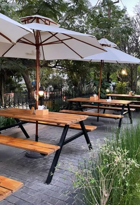 Outdoor Wooden Seating, Cafe Patio Ideas, Outdoor Seating Area Restaurant, Foodcourt Design Outdoor, Open Cafe Outdoor Design, Cafe Umbrella, Outdoor Cafeteria, Beer Garden Ideas, Backyard Restaurant