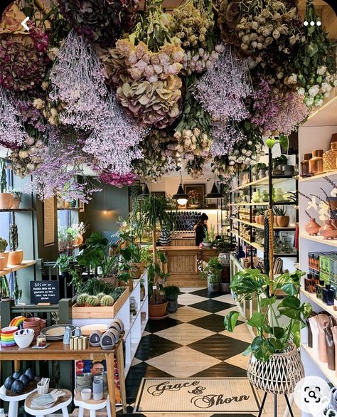 Florist Shop Interior, Flower Shop Interiors, Flower Shop Decor, Flower Cafe, Flower Shop Design, Deco Nature, Flower Boutique, Flower Store, Florist Shop