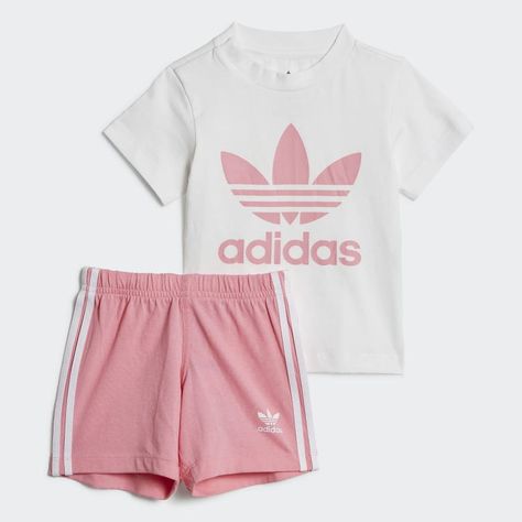 A classic sports look makes a fresh statement. This toddlers' two-piece set comes with a t-shirt that flashes a big Trefoil logo and shorts with classic 3-Stripes. Cotton jersey fabric gives this outfit a soft, smooth feel. Adidas Originals Logo, Short Blanc, Adidas Short, Shorts Adidas, Adidas Trefoil, Adidas Kids, Tee Set, Adidas Shorts, Pink Adidas