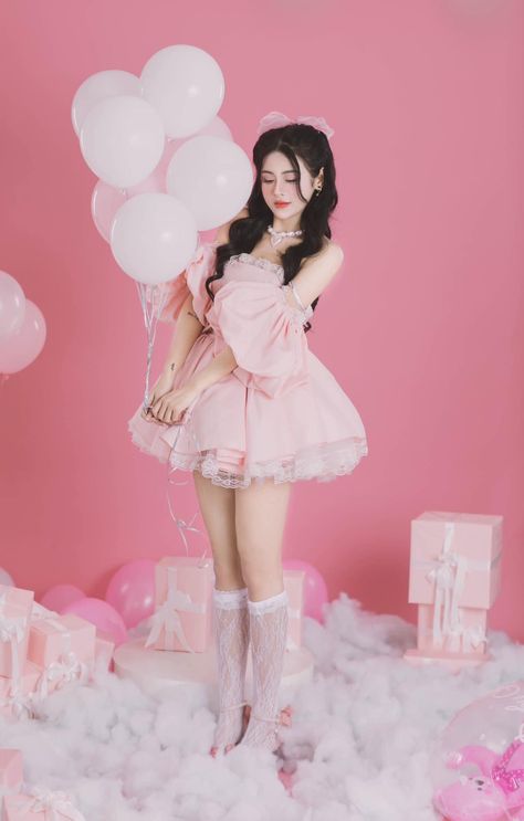 Cute Pink Photoshoot, Pink Birthday Photoshoot, Coquette Photoshoot, Body Type Drawing, Photoshoot Concept, Photography Poses Women, Pink Birthday, Birthday Photoshoot, Cute Selfie Ideas