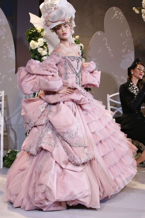 Fantasy Court, Rococo Fashion, Dior Collection, Haute Couture Gowns, Runway Fashion Couture, Christian Dior Haute Couture, Fashion Corner, Doutzen Kroes, Gala Dresses