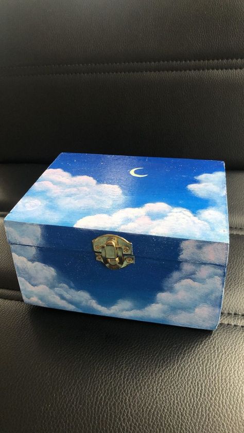 Treasure Chest Painting Ideas, Treasure Box Painting Ideas, Painted Memory Box Ideas, Wooden Chest Paint Ideas, Wooden Memory Box Ideas Diy, Painting Boxes Ideas, Wooden Box Painting Ideas Easy, Treasure Chest Painting, Memory Box Ideas Diy Paint