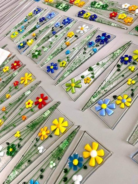 Fused Glass Plant Pot Stakes, Glass Fusion Flowers, Fused Glass Plant Stakes, Fused Glass Garden Stakes, Fused Glass Patterns, Fused Glass Ideas For Beginners, Glass Garden Stakes, Fused Glass Artist, Glass Painting Patterns