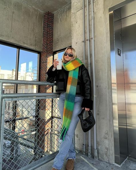 Vanessa Ferraiolo's Amazon Page Read Sweater Outfit, Fashion Trends Winter 22/23, Ugg Boots Street Style, Winter Streetwear 2023, Uggs Street Style, New York Outfits Winter Street Style, Ugg Boots Outfit Aesthetic, Ugg Street Style, Iceland Outfit Winter