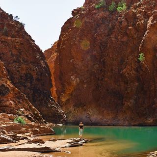 Max&Faye | Travel | Australia (@powershala) • Instagram photos and videos Alice Springs Australia, Australian Road Trip, New Zealand Adventure, Natural Spring, Australian Outback, The Gorge, Creek Bed, Alice Springs, Travel Australia