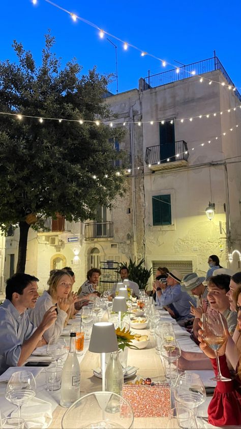 Travel Aesthetic With Family, Family Aesthetic Picture, Travelling With Family Aesthetic, Family Summer Vacation Aesthetic, Old Family Aesthetic, Italy People Aesthetic, Classy Family Aesthetic, Italy Family Aesthetic, Family Traveling Aesthetic