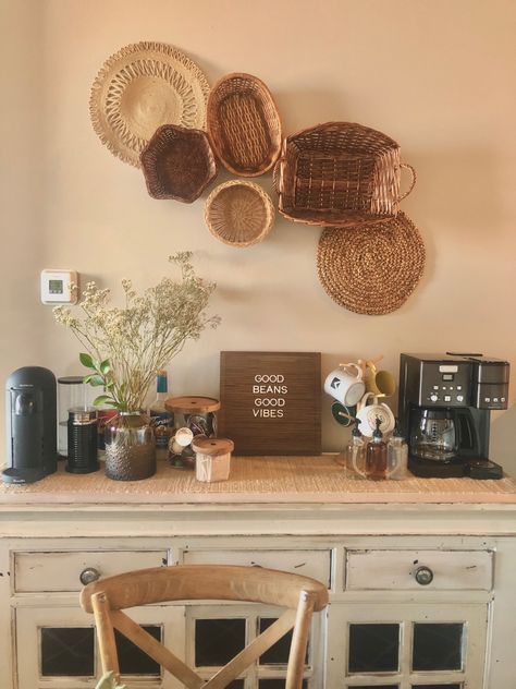 Boho Coffee Station Ideas, Coffee Bar Boho, Coffee Bar Ideas Boho, Cottagecore Coffee Bar, Boho Coffee Bar Ideas, Boho Coffee Bar, Modern Coffee Table Decor, Coffee Table Plants, Coffee Bar Ideas