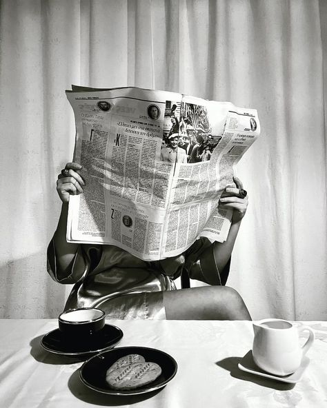 Newspaper Pictures, Cafe Posters, Full Metal Jacket, Vintage Newspaper, Newspaper Design, Photographie Inspo, History For Kids, Coffee Photos, Black And White Posters