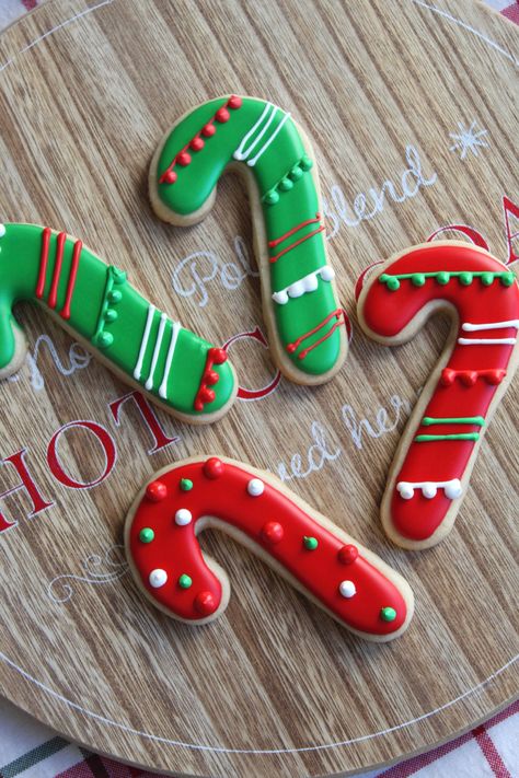 Cute candy cane sugar cookies iced in royal icing 🎄 . . #candycane #candycanecookies #cookies #christmas #christmascookies #royalicing #sugarcookies #holiday #holidaybaking #dessert Candy Cane Cookie Decorating, Christmas Cookies Decorated Candy Cane, Candy Cane Christmas Cookies, Candy Cane Decorated Sugar Cookies, Iced Christmas Sugar Cookies, Candy Cane Cookie, Cookie Royal Icing, Sugar Christmas Cookies Decorated, Dipped Sugar Cookies