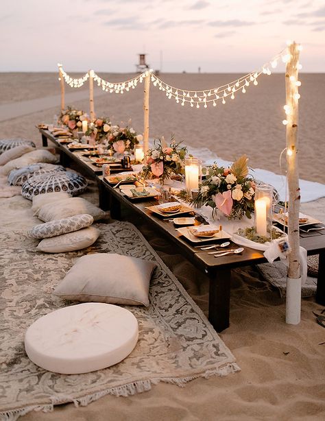 Outdoor Beach Party, Birthday Dinner Beach, Beach Picnic Setup, Beach Dinner Party, Beach House Party, Table Scape Ideas, Wedding Beach Picnic, Beach Party Set Up, Beach Set Up